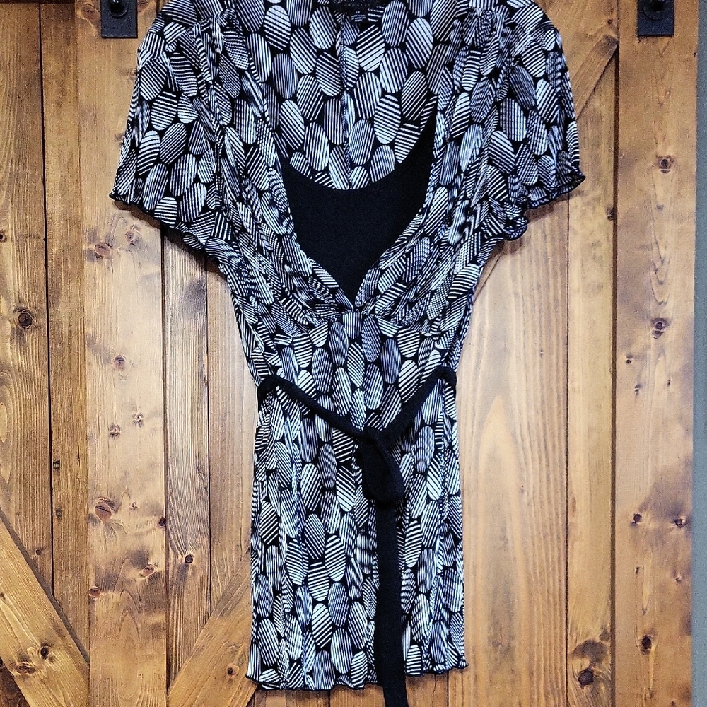 Connected Apparel Black and White Leaf Pattern Sweater Pit To Pit 21 ,length 28